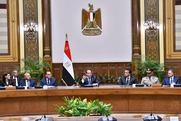 الرئيس السيسي يجتمع مع رئيس الوزراء وأعضاء الحكومة الجديدة