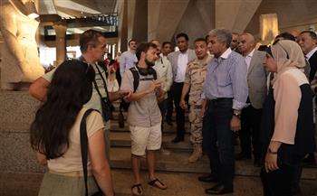 وزير السياحة والآثار يلتقي مجموعة من السائحين الأجانب بالمتحف المصري الكبير