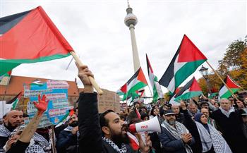 نشطاء مؤيدون للشعب الفلسطيني يتظاهرون أمام مقر البرلمان في أستراليا