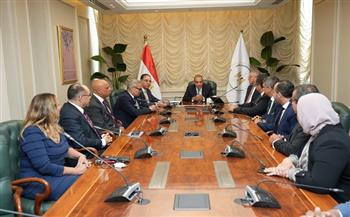 وزير الخارجية يجتمع مع قيادات وأعضاء قطاع الهجرة بالوزارة