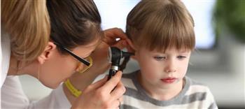 اسعافات أولية اتبعيها عن إصابة طفلك بالتهاب الأذن