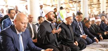 المفتي ووزير الأوقاف ومحافظ القاهرة يؤدون صلاة الجمعة بمسجد عمرو بن العاص