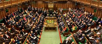 منظمة بريطانية تتوقع زيادة قياسية في أعداد المٌشرعات بالبرلمان بعد فوز حزب "العمال"