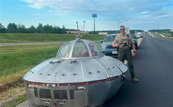 شاهد.. سيارة على شكل جسم طائر مجهول الهوية تثير اهتمام الشرطة الأمريكية 