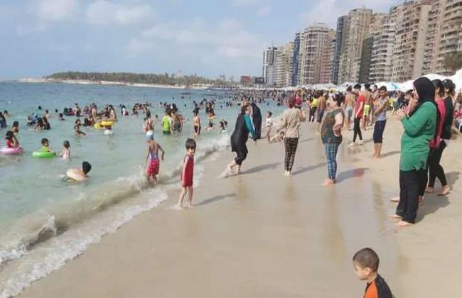 «مصايف الإسكندرية»: تباين ألوان الرايات بالشواطئ وسط نسب إشغال متوسطة