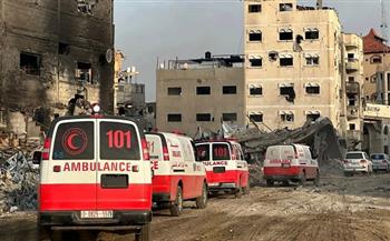 وصول شهيدين مجهولي الهوية إلى مجمع ناصر الطبي إثر قصف إسرائيلي في رفح الفلسطينية