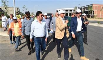 وزير الإسكان يتفقد أعمال مشروعات تطوير الطرق بمدينة العبور