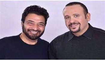 هشام عباس يشعل الحماس بغناء دويتو «عيني» في حفل كاسيت 90