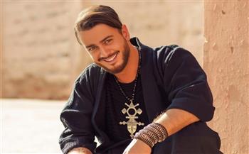 منهم سعد لمجرد وأحمد سعد .. فنانين أثاروا الانتباه بإطلالات غير تقليدية في حفلاتهم 