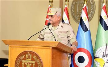 وزيرالدفاع: حريصون على بناء قدراتنا البشرية وتطوير إمكانياتنا القتالية والفنية في كافة التخصصات