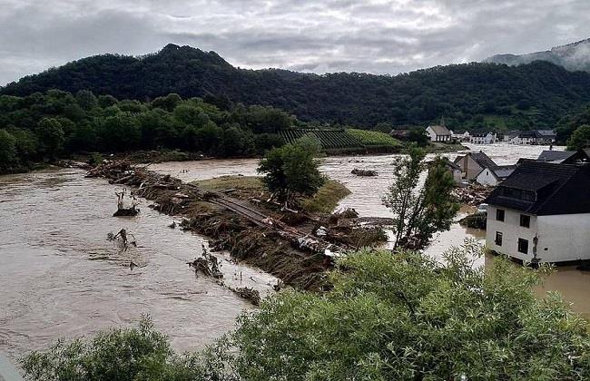 مصرع 5 أشخاص بسبب العواصف والأمطار الغزيرة بشرق رومانيا