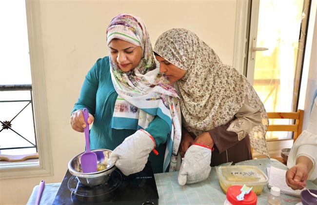 "قومي المرأة " ينظم تدريب على حرفة إنتاج الزيوت الطبيعية لسيدات الأقصر