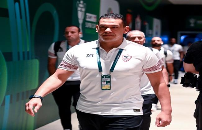 السوبر الأفريقي.. عبد الواحد السيد يهدي أديبايور قميص الزمالك