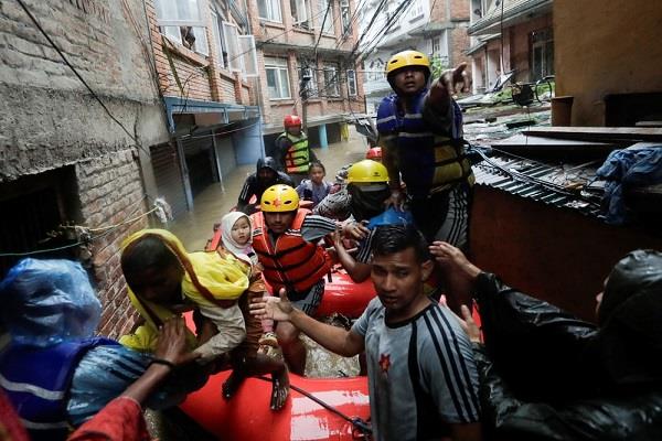 السلطات النيبالية : نواصل عمليات الإنقاذ على مدار الساعة للبحث عن ضحايا الانهيارات الأرضية