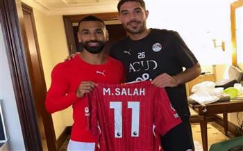 محمد صلاح يهدي حمزة علاء قميصه بعد انضمامه لمعسكر المنتخب 