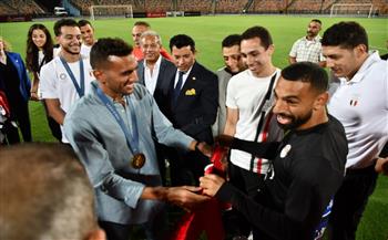 محمد صلاح يهدي أحمد الجندي قميصه على هامش مران المنتخب