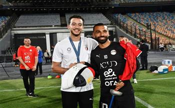 محمد صلاح ومحمد السيد يتبادلان الهدايا في مران المنتخب