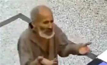 بالفيديو.. أغرب رد فعل من مسن لم يجد العلاج في الصيدلية