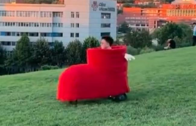 قطعة بيتزا وحذاء ماريو.. صيني يصنع أغرب قطع أثاث يمكنك رؤيتها