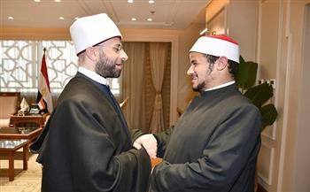   وزير الأوقاف يكرم صاحب واقعة القطة الشهيرة ويعلن التكفل بعلاجه