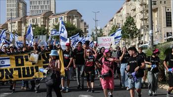   متظاهرون يغلقون طريق رئيسي بتل أبيب وسط إسرائيل للمطالبة بصفقة لوقف إطلاق النار بغزة