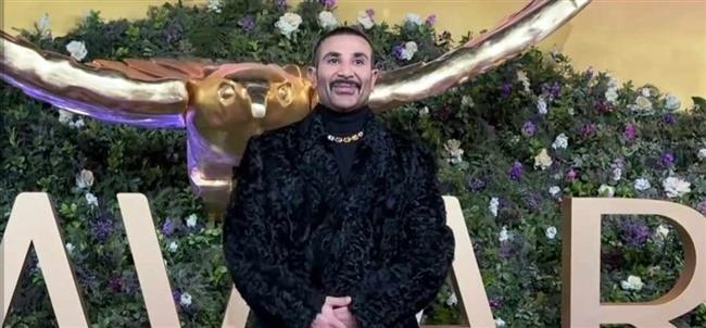 إطلالات أحمد سعد المثيرة للجدل .. آخرها البالطو الفرو الطويل والشنب