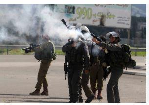 إصابة عدد من الفلسطينيين جراء إطلاق الاحتلال قنابل الغاز عليهم قرب سجن عوفر