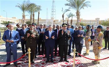 محافظ البحر الأحمر يحيي ذكرى معركة شدوان بوضع إكليل زهور على النصب التذكاري بالغردقة