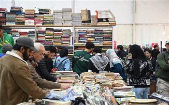 "بداية من جنيه واحد".. تخفيضات هيئة الكتاب تُشعل "تظاهرة ثقافية" بمعرض القاهرة الدولي