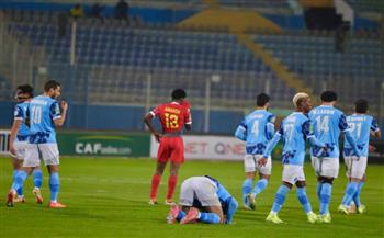 رئيس بيراميدز يحفز لاعبي الفريق قبل مباراة الزمالك