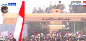 رفضًا لتهجير الفلسطينيين وتصفية قضيتهم.. آلاف المصريين يصطفون أمام معبر رفح على قلب رجل واحد