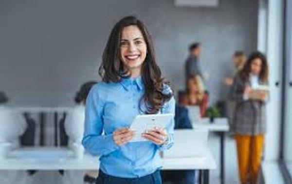 للمرأة العاملة.. 5 مفاتيح ذهبية تضمن لك نجاح علاقاتك المهنية