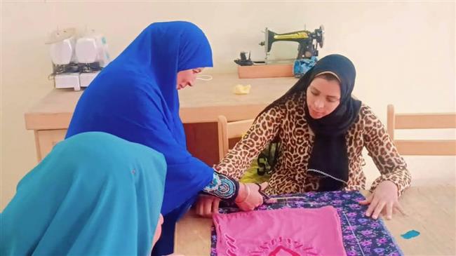 ورش التفصيل والخياطة تواصل فعالياتها بقصر ثقافة الزعيم جمال عبد الناصر بقرية بنى مر