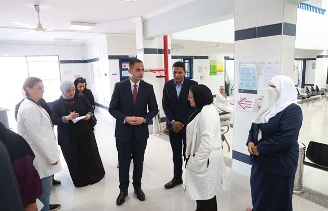 نائب وزير الصحة يتفقد مركز صحة أسرة غرب الجامعات ويوجه بصرف مكافأة للعاملين تقديرًا لأدائهم المتميز