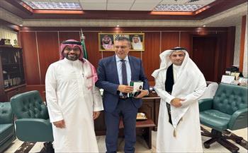 جامعة الملك عبد العزيز تكرم عمرو الليثي تقديرًا لجهوده الكبيرة في تطوير الإعلام 