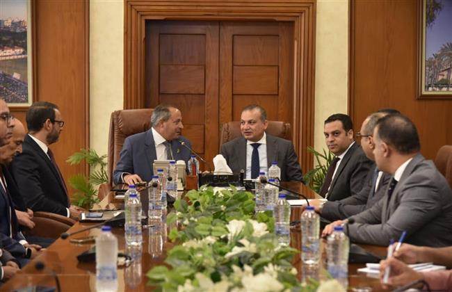 محافظ بورسعيد يناقش مقترحات تطوير المدخلين "الجنوبي والغربي"