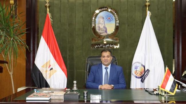 رئيس جامعة جنوب الوادي يناقش تطبيق الحوكمة الإلكترونية للعقود الجامعية