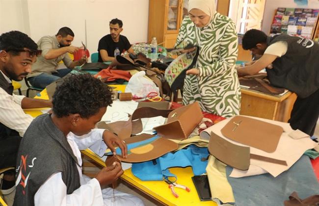 شباب المحافظات الحدودية يبدعون في ورش الريزن والأركت والجلود ضمن مشروع "أهل مصر" بالفيوم 