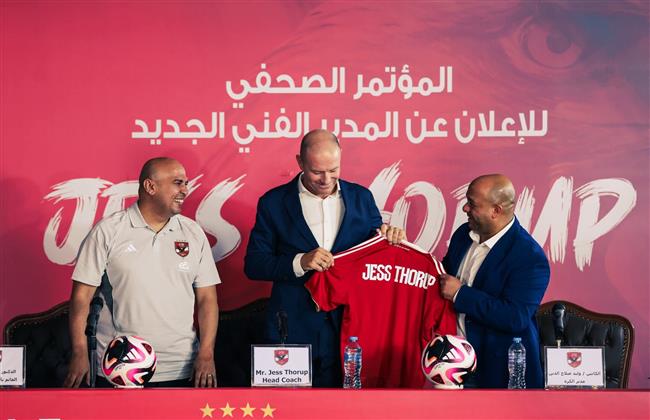 ياس سوروب يلتقط صورة تذكارية مع قميص الأهلي في مؤتمر تقديمه