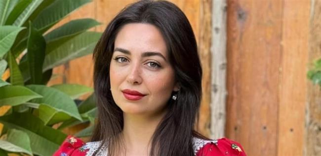 هبة مجدي تمزج بين الجينز  و الزهور في أحدث ظهور
