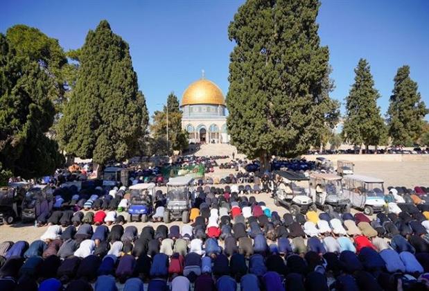 عشرات الآلاف يؤدون صلاة الجمعة في الأقصى
