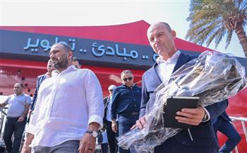 ياس سوروب يصل النادي الأهلي استعدادا لتقديمه في مؤتمر صحفي 
