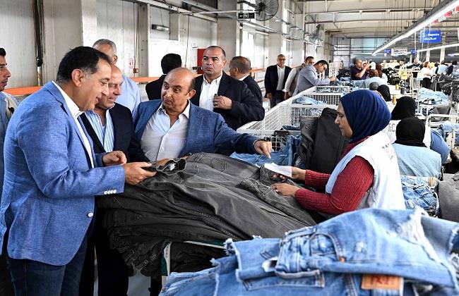 رئيس الوزراء يتفقد مصنع "تي آند سي" للملابس الجاهزة بالقليوبية