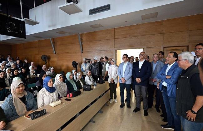 رئيس الوزراء يتفقد جامعة بنها الأهلية بمدينة العبور 