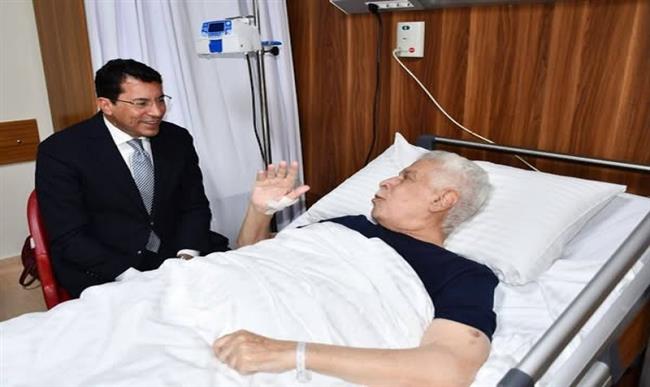وزير الرياضة يطمئن على حالة حسن شحاتة الصحية.. صور
