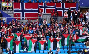 أعلام فلسطين تزين مدرجات منتخب النرويج أمام الكيان الصهيوني