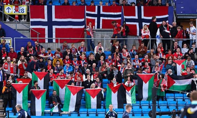 أعلام فلسطين تزين مدرجات منتخب النرويج أمام الكيان الصهيوني