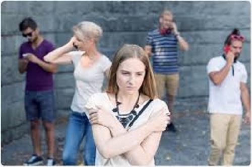 6 سلوكيات وراء شعورك بالوحدة بين أسرتك وصديقاتك.. احذريها
