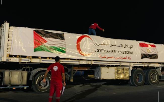 انطلاق أكبر قافلة إنسانية من معبري كرم أبو سالم والعوجه باتجاه قطاع غزة