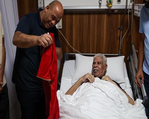 وليد صلاح الدين يهدي حسن شحاته تيشرت الأهلي